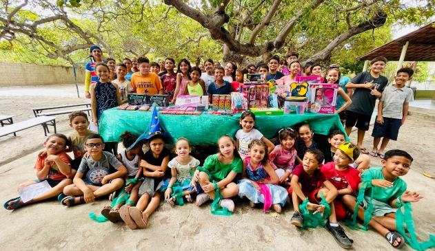 Acolhidos do Semeador felizes após a conclusão de uma atividade em grupo