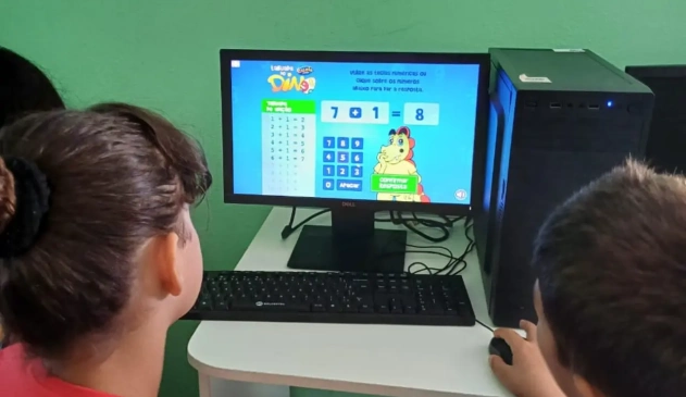 Criançada jogando no computador