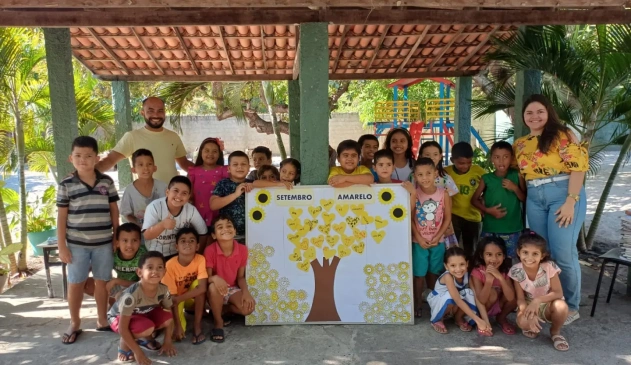 Crianças reunidas após evento